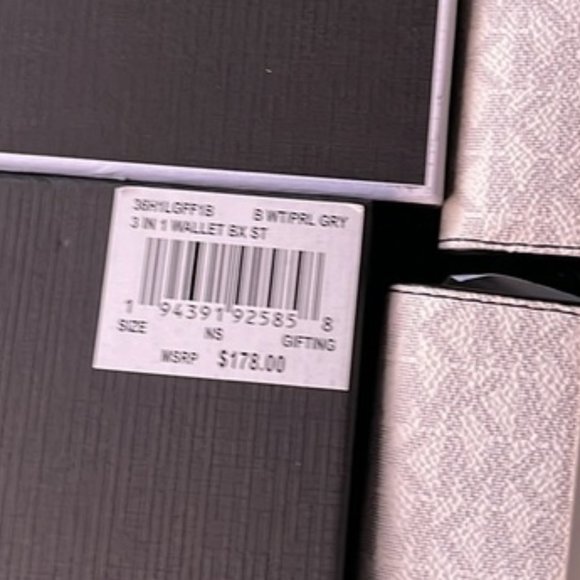 Michael Kors Boxed Signature 3 in 1 Bifold Wallet In White / Pearl Grey - Picture 9 of 15